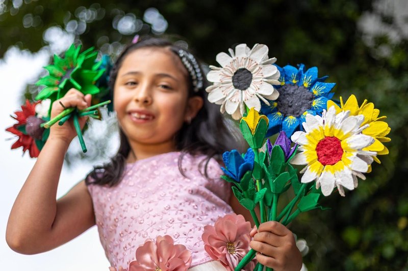 Flores con tubos de cartón 🎨 “Flores sostenibles que decoran con conciencia ambiental.”
