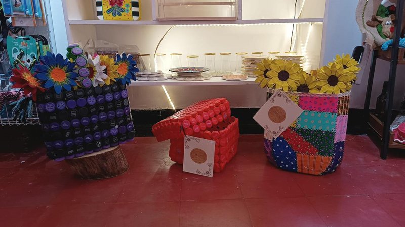 Trabajo artesanal comunitario con materiales reciclados 🎨