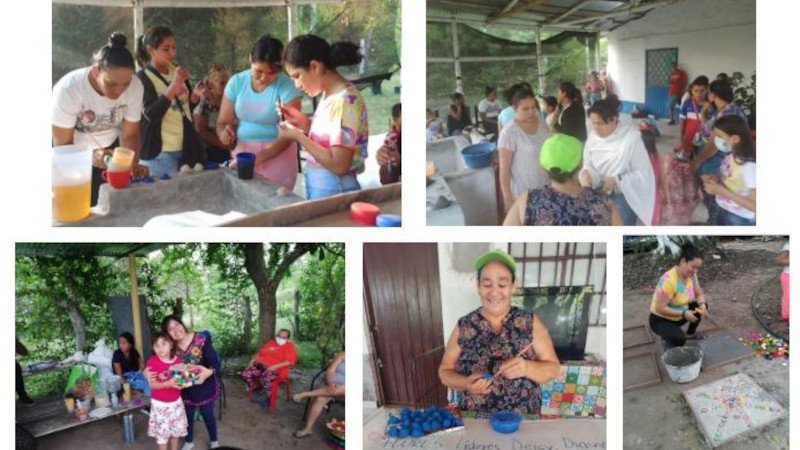 Mujeres campesinas de Loma de Luisa trabajando en manualidades